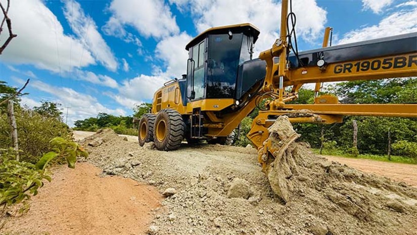 Imagem 1 - O trabalho realizado tem como foco melhorar as condições de tráfego, beneficiando diretamente produtores rurais, estudantes, trabalhadores e toda a comunidade que depende dessas vias para o deslocamento diário. A ação faz parte de um compromisso da gestão em investir na manutenção das estradas vicinais, garantindo que todas as regiões do município tenham melhores condições de mobilidade. Imagem 1 - O trabalho realizado tem como foco melhorar as condições de tráfego, beneficiando diretamente produtores rurais, estudantes, trabalhadores e toda a comunidade que depende dessas vias para o deslocamento diário. A ação faz parte de um compromisso da gestão em investir na manutenção das estradas vicinais, garantindo que todas as regiões do município tenham melhores condições de mobilidade.