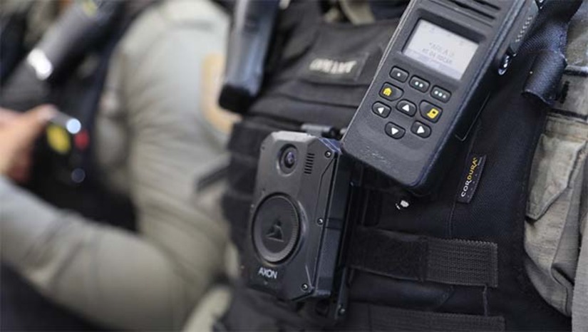 Imagem 1 -  As câmeras corporais serão usadas por policiais militares durante o serviço. De imediato, com entrega prevista ainda para o primeiro semestre, serão disponibilizadas 793 câmeras. O repasse do Governo Federal para o Estado está previsto em aproximadamente R$ 12 milhões para dois anos de aluguel das câmeras e custos operacionais.