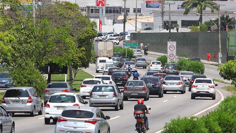 Imagem 1 - O STF entendeu que as atividades realizadas pelos bombeiros possuem características de taxa, ou seja, são serviços específicos prestados aos contribuintes, e por isso, podem ser cobrados separadamente dos impostos gerais. A cobrança varia de R$ 15 para motocicletas, R$ 25 para carros e R$ 80 para veículos de carga perigosa, e serve para custear os serviços do Corpo de Bombeiros, como combate a incêndios e resgates. Imagem 1 - O STF entendeu que as atividades realizadas pelos bombeiros possuem características de taxa, ou seja, são serviços específicos prestados aos contribuintes, e por isso, podem ser cobrados separadamente dos impostos gerais. A cobrança varia de R$ 15 para motocicletas, R$ 25 para carros e R$ 80 para veículos de carga perigosa, e serve para custear os serviços do Corpo de Bombeiros, como combate a incêndios e resgates.