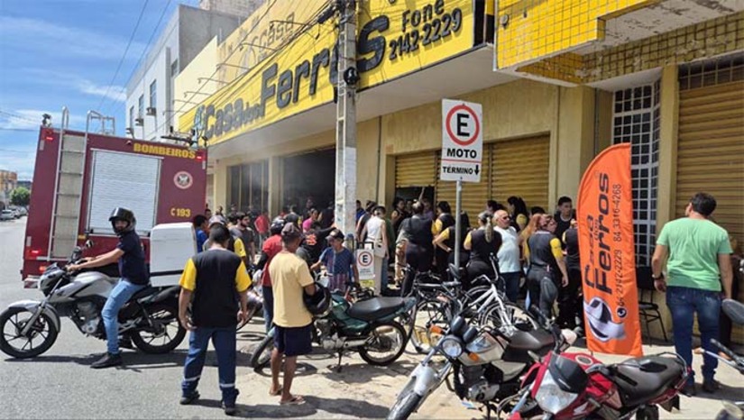 Imagem 1 -   De várias partes do centro podia-se avistar a fumaça. Inicialmente, os próprios funcionários tentaram apagar o fogo com uso de extintores. O incêndio teria começado no setor de tintas, onde é comercializado diversos materiais inflamáveis e rapidamente se espalhou pelo depósito. Segundo o Corpo de Bombeiros, o incêndio só não atingiu todo o quarteirão  devido o esforço por parte dos funcionários da loja em conter as chamas. O SAMU foi acionado e pelo menos cinco funcionários que inalaram bastante fumaça foram encaminhados para o HRTM. O Portal Mossoró Hoje apura ao fatos. Ainda não havia informações oficiais sobre as causas do incêndio.
