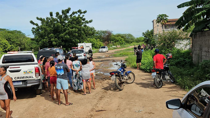 Imagem 1 - Vítima Moisés Xavier Oliveira de Medeiros, de 19 anos, estava proibida de andar no bairro por uma facção há mais de 2 anos, quando teria sofrido uma tentativa de homicídio. Neste domingo, 30, ele teria voltado ao bairro, numa bicicleta e com uma mochila nas costas e terminou executado com tiros na cabeça. O caso está sendo investigado pela Policia Civil. Imagem 1 - Vítima Moisés Xavier Oliveira de Medeiros, de 19 anos, estava proibida de andar no bairro por uma facção há mais de 2 anos, quando teria sofrido uma tentativa de homicídio. Neste domingo, 30, ele teria voltado ao bairro, numa bicicleta e com uma mochila nas costas e terminou executado com tiros na cabeça. O caso está sendo investigado pela Policia Civil.