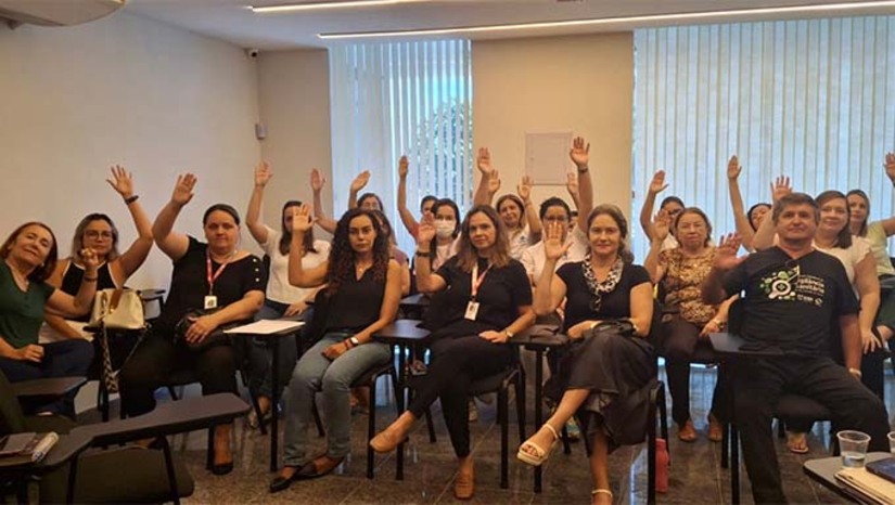 Imagem 1 - A greve reivindica a recomposição da Gratificação de Estímulo à Auditoria e Fiscalização (Grafis), congelada há 24 anos, e a reimplantação da produtividade que foi retirada desses profissionais em janeiro de 2025. A Vigilância Sanitária desempenha uma função essencial na promoção da segurança sanitária de serviços e produtos, identificando riscos e danos à saúde dos usuários, dos trabalhadores e ao meio ambiente. A auditoria Hospitalar (Auditoria do SUS), por sua vez, desempenha um papel crucial na transparência, eficiência e responsabilidade na gestão dos recursos públicos. Imagem 1 - A greve reivindica a recomposição da Gratificação de Estímulo à Auditoria e Fiscalização (Grafis), congelada há 24 anos, e a reimplantação da produtividade que foi retirada desses profissionais em janeiro de 2025. A Vigilância Sanitária desempenha uma função essencial na promoção da segurança sanitária de serviços e produtos, identificando riscos e danos à saúde dos usuários, dos trabalhadores e ao meio ambiente. A auditoria Hospitalar (Auditoria do SUS), por sua vez, desempenha um papel crucial na transparência, eficiência e responsabilidade na gestão dos recursos públicos.