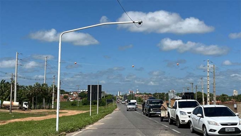 Imagem 1 - O semáforo inteligente tem capacidade para monitorar em tempo real a quantidade de carros que trafegam na região, adaptando-se dinamicamente à via com maior volume de trânsito. Com essa inovação, estima-se uma redução de 15% a 20% no tempo médio de deslocamento dos motoristas. Além de otimizar o tráfego, o semáforo inteligente conta com um sistema de videomonitoramento. A tecnologia embarcada no equipamento também possibilita a identificação de veículos com placas clonadas e a detecção de automóveis com queixa de furto ou roubo, contribuindo para a segurança pública. Imagem 1 - O semáforo inteligente tem capacidade para monitorar em tempo real a quantidade de carros que trafegam na região, adaptando-se dinamicamente à via com maior volume de trânsito. Com essa inovação, estima-se uma redução de 15% a 20% no tempo médio de deslocamento dos motoristas. Além de otimizar o tráfego, o semáforo inteligente conta com um sistema de videomonitoramento. A tecnologia embarcada no equipamento também possibilita a identificação de veículos com placas clonadas e a detecção de automóveis com queixa de furto ou roubo, contribuindo para a segurança pública.