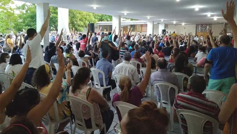 Imagem 1 - Durante a assembleia nesta segunda-feira (31) os educadores aceitaram a última proposta do Governo do Estado que prevê o pagamento na folha de abril de 6,27% de reajuste para os professores que estão recebendo abaixo de R$ 4.687,77 para 40 horas semanais (novo valor do piso, definido no início do ano pelo Governo Federal). Para os que já recebem acima do piso, a proposta é: 5% em abril e mais 1,27% em junho. Quanto ao retroativo de janeiro a junho de 2025, o Governo do Estado propõe que a negociação sobre o débito ocorra a partir de novembro. Imagem 1 - Durante a assembleia nesta segunda-feira (31) os educadores aceitaram a última proposta do Governo do Estado que prevê o pagamento na folha de abril de 6,27% de reajuste para os professores que estão recebendo abaixo de R$ 4.687,77 para 40 horas semanais (novo valor do piso, definido no início do ano pelo Governo Federal). Para os que já recebem acima do piso, a proposta é: 5% em abril e mais 1,27% em junho. Quanto ao retroativo de janeiro a junho de 2025, o Governo do Estado propõe que a negociação sobre o débito ocorra a partir de novembro.