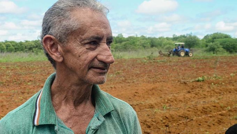 Imagem 1 - O prazo para pegar o documento para retirada do óleo diesel encerra-se na próxima sexta-feira, 4 de abril. O programa Semear incentiva o pequeno agricultor familiar através do fornecimento gratuito de óleo diesel para o corte de terra na zona rural. A Prefeitura de Mossoró realiza a doação de 22 litros de óleo diesel para cada família cadastrada, quantidade suficiente para o corte de terra de um hectare. Imagem 1 - O prazo para pegar o documento para retirada do óleo diesel encerra-se na próxima sexta-feira, 4 de abril. O programa Semear incentiva o pequeno agricultor familiar através do fornecimento gratuito de óleo diesel para o corte de terra na zona rural. A Prefeitura de Mossoró realiza a doação de 22 litros de óleo diesel para cada família cadastrada, quantidade suficiente para o corte de terra de um hectare.