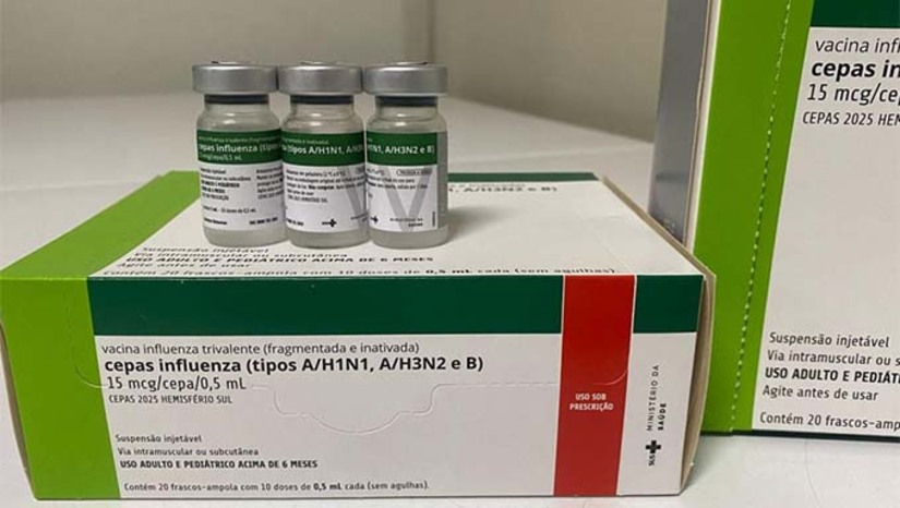 Imagem 1 - A Coordenação de Imunizações do município recebeu 7.770 doses de vacinas da Influenza. Com isso, a Secretaria Municipal de Saúde, já iniciou o processo de distribuição das vacinas e capacitação com as equipes das Unidades Básicas de Saúde. A população a ser vacinada em Mossoró, com base dos grupos estabelecidos pelo Ministério da Saúde, é de 119.542 pessoas. Imagem 1 - A Coordenação de Imunizações do município recebeu 7.770 doses de vacinas da Influenza. Com isso, a Secretaria Municipal de Saúde, já iniciou o processo de distribuição das vacinas e capacitação com as equipes das Unidades Básicas de Saúde. A população a ser vacinada em Mossoró, com base dos grupos estabelecidos pelo Ministério da Saúde, é de 119.542 pessoas.