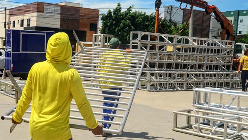 Imagem 1 - Equipe técnica da Prefeitura de Mossoró inicia montagem da estrutura da Arena Deodete Dias para o "Festival de Quadrilhas" do MCJ 2025.. A pedido da população, este ano a Arena será ampliada e o espaço do camarote ganhará climatizadores. Titular da Secretaria Municipal de Cultura (SMC), Janaína Holanda declara que a equipe técnica já começou a montagem da estrutura garantindo que todo o projeto elaborado esteja pronto para o início do Festival de Quadrilhas. Imagem 1 - Equipe técnica da Prefeitura de Mossoró inicia montagem da estrutura da Arena Deodete Dias para o "Festival de Quadrilhas" do MCJ 2025.. A pedido da população, este ano a Arena será ampliada e o espaço do camarote ganhará climatizadores. Titular da Secretaria Municipal de Cultura (SMC), Janaína Holanda declara que a equipe técnica já começou a montagem da estrutura garantindo que todo o projeto elaborado esteja pronto para o início do Festival de Quadrilhas.