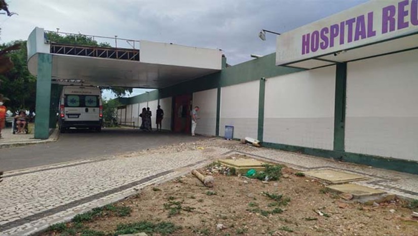Imagem 1 - A decisão foi tomada em assembleia realizada pelo Sindicato dos Médicos do Rio Grande do Norte (Sinmed RN), que convocou a categoria para discutir a situação. Na semana passada, o sindicato já havia realizado outra assembleia, prorrogando o prazo até esta segunda-feira (31) para o pagamento dos salários. O movimento deve comprometer a continuidade dos atendimentos nas UTIs dos hospitais Nelson Inácio dos Santos em Assú e Tarcísio Maia em Mossoró. O Portal Mossoró Hoje entrou em contato com a assessoria de comunicação da Secretaria do Estado da Saúde Pública (Sesap) que negou a paralisação dos atendimentos e informou que as UTIs estão atendendo normalmente nos dois Hospitais. Imagem 1 - A decisão foi tomada em assembleia realizada pelo Sindicato dos Médicos do Rio Grande do Norte (Sinmed RN), que convocou a categoria para discutir a situação. Na semana passada, o sindicato já havia realizado outra assembleia, prorrogando o prazo até esta segunda-feira (31) para o pagamento dos salários. O movimento deve comprometer a continuidade dos atendimentos nas UTIs dos hospitais Nelson Inácio dos Santos em Assú e Tarcísio Maia em Mossoró. O Portal Mossoró Hoje entrou em contato com a assessoria de comunicação da Secretaria do Estado da Saúde Pública (Sesap) que negou a paralisação dos atendimentos e informou que as UTIs estão atendendo normalmente nos dois Hospitais.