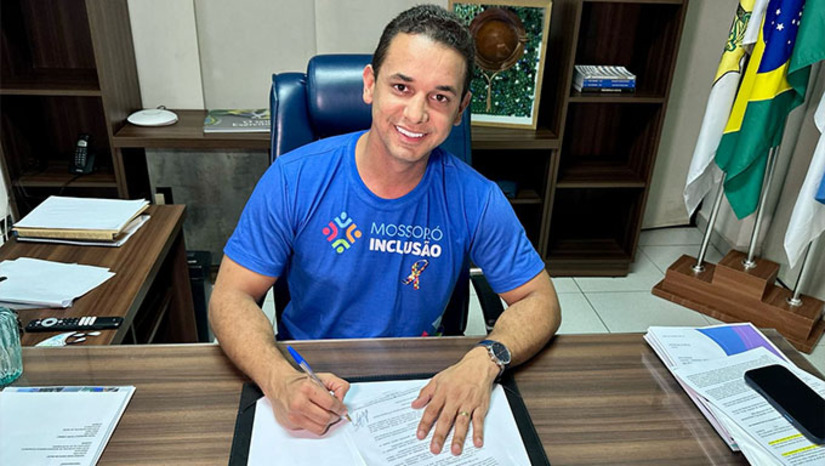 Imagem 1 - ‘’É um conquista importante, feita a várias mãos, feita com muito diálogo com mães e pais atípicos de Mossoró, com associações, como a Amor, com nossos vereadores. Chegamos a importante resultado que beneficiará diretamente nossos alunos e as famílias de Mossoró’’, destacou Allyson Bezerra. Imagem 1 - ‘’É um conquista importante, feita a várias mãos, feita com muito diálogo com mães e pais atípicos de Mossoró, com associações, como a Amor, com nossos vereadores. Chegamos a importante resultado que beneficiará diretamente nossos alunos e as famílias de Mossoró’’, destacou Allyson Bezerra.