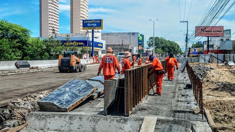 Imagem 1 - A obra, que integra o programa "Mossoró Realiza", tem previsão de conclusão para a segunda quinzena de abril. Nesta nova fase, estão sendo realizadas a armação dos guarda-corpos e da parte superior do tabuleiro, e em seguida, será feito a concretagem e aplicado revestimento do asfalto. Todos os prazos da obra estão dentro do cronograma traçado pela Prefeitura e em cumprimento rigoroso ao tempo de contrato. A Prefeitura reforça o uso de rotas alternativas, como as ruas General Péricles e Benício Filho, além das avenidas Jerônimo Dix-neuf Rosado (Leste-Oeste) e Coelho Neto, durante a obra. Imagem 1 - A obra, que integra o programa "Mossoró Realiza", tem previsão de conclusão para a segunda quinzena de abril. Nesta nova fase, estão sendo realizadas a armação dos guarda-corpos e da parte superior do tabuleiro, e em seguida, será feito a concretagem e aplicado revestimento do asfalto. Todos os prazos da obra estão dentro do cronograma traçado pela Prefeitura e em cumprimento rigoroso ao tempo de contrato. A Prefeitura reforça o uso de rotas alternativas, como as ruas General Péricles e Benício Filho, além das avenidas Jerônimo Dix-neuf Rosado (Leste-Oeste) e Coelho Neto, durante a obra.