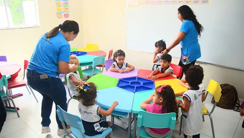 Imagem 1 -  A ampliação do número de vagas na unidade teve como objetivo atender à demanda dos pais de crianças que aguardavam por vaga no cadastro reserva. Completamente equipada com mobilha infantil, climatização e brinquedoteca a nova sala da UEI Neusa Xavier Linhares tem capacidade para atender 45 crianças, sendo 20 no turno matutino e 25 no turno vespertino. A garantia de vagas nas unidade de ensino de Mossoró, faz parte do programa Mossoró Cidade Educação que tem como objetivo garantir ensino público de qualidade na rede municipal.