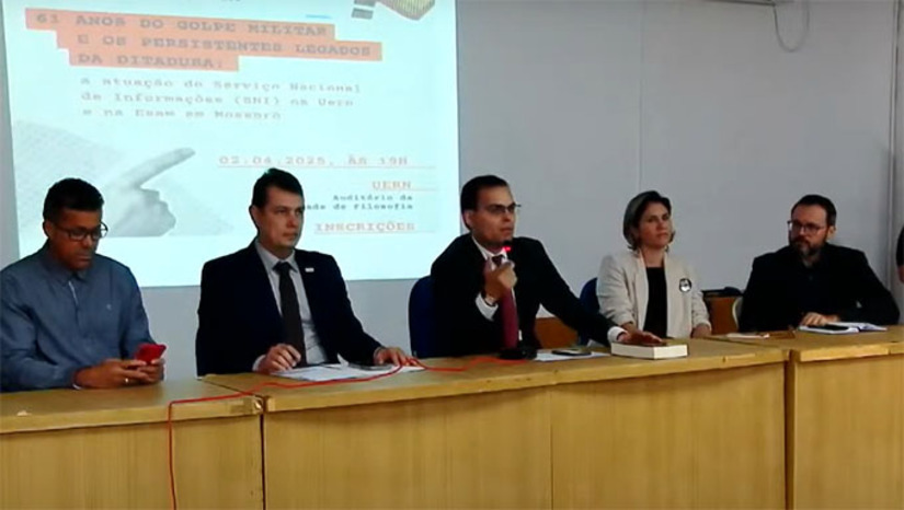 Imagem 1 - Procurador da república Emanuel Ferreira indicou que o MPF trabalhará – junto com a Ufersa e com a Uern – na criação de comitês da verdade, memória e justiça dentro das duas instituições. O procurador afirmou que o Ministério Público deve avançar, também, em medidas que levem à retirada de homenagens a violadores dos direitos humanos em espaços públicos, citando como exemplo o bairro Costa e Silva, de Mossoró, que leva o nome do segundo presidente do período militar. Imagem 1 - Procurador da república Emanuel Ferreira indicou que o MPF trabalhará – junto com a Ufersa e com a Uern – na criação de comitês da verdade, memória e justiça dentro das duas instituições. O procurador afirmou que o Ministério Público deve avançar, também, em medidas que levem à retirada de homenagens a violadores dos direitos humanos em espaços públicos, citando como exemplo o bairro Costa e Silva, de Mossoró, que leva o nome do segundo presidente do período militar.