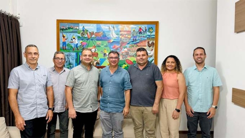 Imagem 1 -  Além do fortalecimento da feira, foram apresentadas demandas e solicitados novos cursos e capacitações, visando ampliar a qualificação profissional e impulsionar o desenvolvimento econômico do município. De acordo com o prefeirto Sabino Neto, a parceria com a FAERN/SENAR é essencial para fomentar o setor rural, oferecer mais oportunidades aos produtores e trabalhadores do campo e garantir o crescimento sustentável de Apodi.