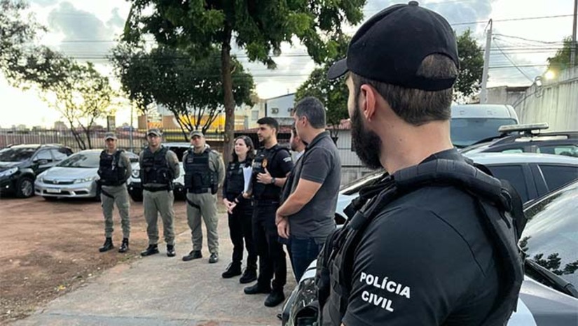 Imagem 1 - A investigação apontou a participação de um servidor do DETRAN/RN, de um policial militar lotado no Comando de Policiamento Rodoviário Estadual (CPRE), além de “despachantes”. Segundo apurado, valores vultosos eram cobrados por esses agentes públicos para impedir que multas regularmente aplicadas fossem inseridas no sistema. Em um dos alvos, foram apreendidos R$ 15 mil. Durante a operação, Um dos despachantes foi conduzido para a colocação de tornozeleira eletrônica. O policial militar envolvido e um servidor do DETRAN foram afastados de suas funções. Imagem 1 - A investigação apontou a participação de um servidor do DETRAN/RN, de um policial militar lotado no Comando de Policiamento Rodoviário Estadual (CPRE), além de “despachantes”. Segundo apurado, valores vultosos eram cobrados por esses agentes públicos para impedir que multas regularmente aplicadas fossem inseridas no sistema. Em um dos alvos, foram apreendidos R$ 15 mil. Durante a operação, Um dos despachantes foi conduzido para a colocação de tornozeleira eletrônica. O policial militar envolvido e um servidor do DETRAN foram afastados de suas funções.