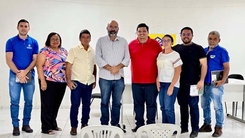 Imagem 1 - Representantes da gestão municipal participaram de reunião no auditório da SEMTHAS, em Carnaubais, onde o professor da UERN, Dr. Vinicius Claudino, apresentou estratégias e benefícios da certificação. Além de garantir mais segurança alimentar para os consumidores, a iniciativa também abre portas para que os produtores da Serra do Mel alcancem novos mercados e oportunidades de marketing, estimulando o crescimento da agricultura e a economia local. Imagem 1 - Representantes da gestão municipal participaram de reunião no auditório da SEMTHAS, em Carnaubais, onde o professor da UERN, Dr. Vinicius Claudino, apresentou estratégias e benefícios da certificação. Além de garantir mais segurança alimentar para os consumidores, a iniciativa também abre portas para que os produtores da Serra do Mel alcancem novos mercados e oportunidades de marketing, estimulando o crescimento da agricultura e a economia local.