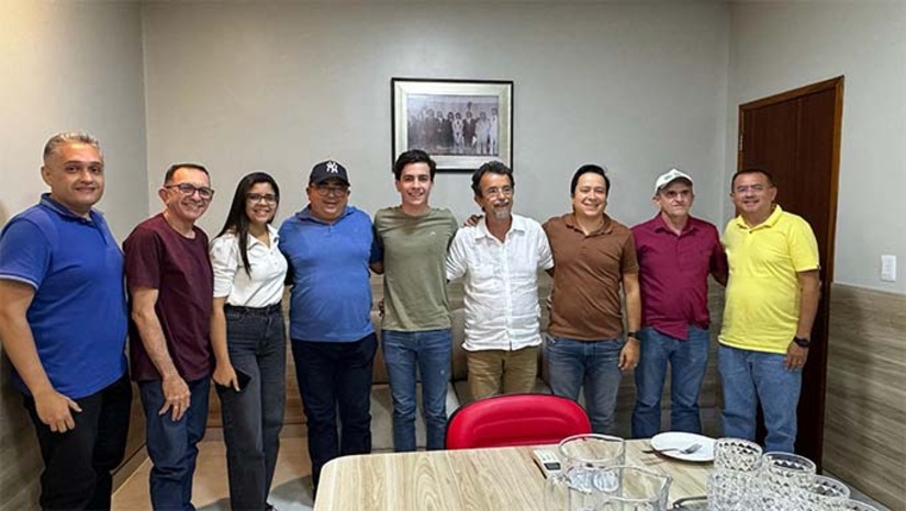 Imagem 1 - A pauta do encontro envolveu vários assuntos relativos ao município, mas de forma mais específica, direcionamentos relacionados a saúde, educação e políticas do campo. Dentro dessa área inclusive, a perenização do Rio Umari, um dos mais importantes da região, foi colocada em pauta. Esse feito, possibilitaria uma mudança na realidade de muitas famílias da zona rural não apenas de Caraúbas, mas também de outros municípios, gerando emprego e renda através da agricultura e da pecuária. Imagem 1 - A pauta do encontro envolveu vários assuntos relativos ao município, mas de forma mais específica, direcionamentos relacionados a saúde, educação e políticas do campo. Dentro dessa área inclusive, a perenização do Rio Umari, um dos mais importantes da região, foi colocada em pauta. Esse feito, possibilitaria uma mudança na realidade de muitas famílias da zona rural não apenas de Caraúbas, mas também de outros municípios, gerando emprego e renda através da agricultura e da pecuária.
