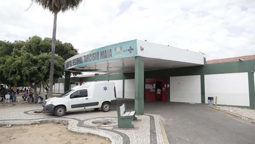 Imagem 1 - A retomada ocorre após a substituição da empresa anteriormente contratada, que não conseguiu cumprir o cronograma da obra, tendo executado apenas 20% do serviço até março. A nova responsável pelos trabalhos é a WSC. O investimento total da obra é de R$ 10 milhões. “Vamos acompanhar de perto, prestando contas do andamento da obra. Esse é o hospital que salva vidas”, afirmou o secretário estadual de Saúde, Alexandre Motta. Imagem 1 - A retomada ocorre após a substituição da empresa anteriormente contratada, que não conseguiu cumprir o cronograma da obra, tendo executado apenas 20% do serviço até março. A nova responsável pelos trabalhos é a WSC. O investimento total da obra é de R$ 10 milhões. “Vamos acompanhar de perto, prestando contas do andamento da obra. Esse é o hospital que salva vidas”, afirmou o secretário estadual de Saúde, Alexandre Motta.