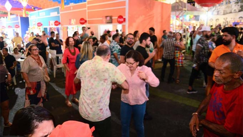 Imagem 1 -  O polo contará com quiosques e um pavilhão para artesãos, fomentando o comércio local. A valorização dos detalhes cenográficos evidenciarão elementos arquitetônicos locais, promovendo uma nova ambientação visual. Os três acessos ao Cidadela ganham pórticos de entrada maiores e com a estética renovada, tornando a chegada ao espaço ainda mais impactante e convidativa. Além disso, o público será surpreendido com uma pintura lúdica no piso em todo o percurso do polo e nas faixas de pedestres, trazendo uma nova experimentação ao "Mossoró Cidade Junina".