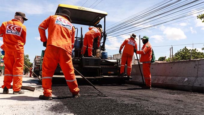 Imagem 1 - Neste domingo (6), a obra avançou mais uma etapa chegando a fase de asfaltamento. A evolução da obra que vai melhorar a infraestrutura viária do município é acompanhada dia a dia pela população. Um investimento da Prefeitura que acontece por meio do programa "Mossoró Realiza". A obra segue cumprindo o prazo estipulado em cronograma da Secretaria Municipal de Infraestrutura (Seinfra). Imagem 1 - Neste domingo (6), a obra avançou mais uma etapa chegando a fase de asfaltamento. A evolução da obra que vai melhorar a infraestrutura viária do município é acompanhada dia a dia pela população. Um investimento da Prefeitura que acontece por meio do programa "Mossoró Realiza". A obra segue cumprindo o prazo estipulado em cronograma da Secretaria Municipal de Infraestrutura (Seinfra).