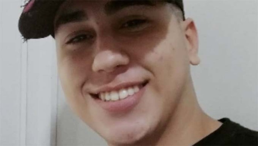 Imagem 1 -  Segundo informações da Polícia, no dia do crime Gabriel trafegava de moto pela Rua Luiz Colombo, nas proximidades de sua residência, quando foi surpreendido e alvejado por tiros. A vítima chegou a ser socorrido e internado no Hospital Regional Tarcísio Maia, onde veio a óbito neste domingo (06). Até o momento, não há informações sobre a motivação ou a autoria do crime. O caso será investigado pela Delegacia de Homicídios e Proteção à Pessoa (DHPP) de Mossoró. 
