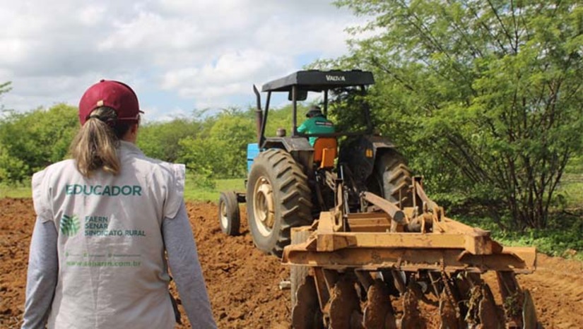 Imagem 1 - A iniciativa é realizada pela Prefeitura de Mossoró, através da Secretaria Municipal de Agricultura e Desenvolvimento Rural (Seadru), em parceria com o Serviço Nacional de Aprendizagem Rural (Senar). Um total de 16 agricultores participará do curso. Haverá aulas teóricas e práticas. A capacitação ocorrerá de hoje (7) até a próxima quinta-feira (10). O curso terá carga horária de 30 horas. Imagem 1 - A iniciativa é realizada pela Prefeitura de Mossoró, através da Secretaria Municipal de Agricultura e Desenvolvimento Rural (Seadru), em parceria com o Serviço Nacional de Aprendizagem Rural (Senar). Um total de 16 agricultores participará do curso. Haverá aulas teóricas e práticas. A capacitação ocorrerá de hoje (7) até a próxima quinta-feira (10). O curso terá carga horária de 30 horas.