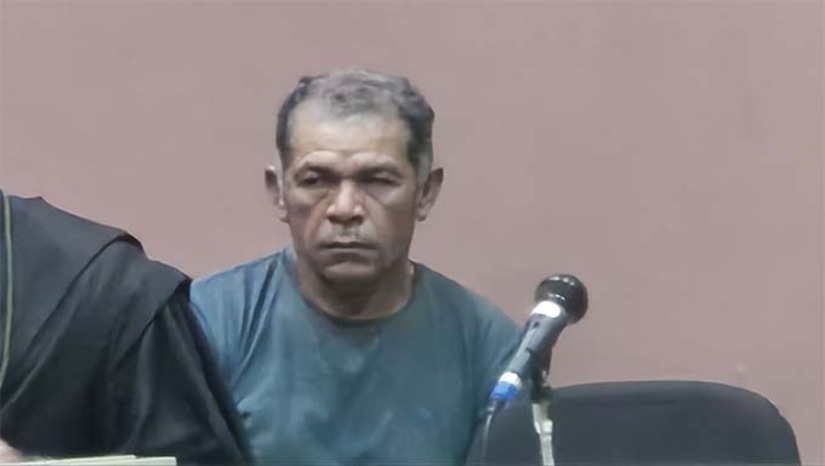 Imagem 1 - Julgamento começou às 9 horas e terminou às 11h30. Defesa e acusação concordaram em pedir absolvição do agricultor Manoel Luiz da Silva Neto dos assassinatos de Gustavo de Sousa Fernandes e Magdiel Magno C. de Oliveira, assim como pela tentativa de homicídio sofrida por Guido Robson de Lima Moura. O irmão de Manoel Luiz, Damião Luiz, não foi levado a julgamento, devido a ausência do advogado. Deve ser julgado em data posterior. Imagem 1 - Julgamento começou às 9 horas e terminou às 11h30. Defesa e acusação concordaram em pedir absolvição do agricultor Manoel Luiz da Silva Neto dos assassinatos de Gustavo de Sousa Fernandes e Magdiel Magno C. de Oliveira, assim como pela tentativa de homicídio sofrida por Guido Robson de Lima Moura. O irmão de Manoel Luiz, Damião Luiz, não foi levado a julgamento, devido a ausência do advogado. Deve ser julgado em data posterior.
