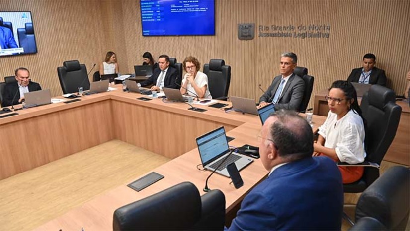 Imagem 1 - Com a aprovação pela CCJ, a matéria está apta a ser analisada pelos líderes partidários na próxima semana. Caso haja consenso no colegiado, o projeto poderá ser liberado para votação direta em plenário, sem necessidade de passar pelas demais comissões permanentes da Casa. O projeto prevê um reajuste linear de 6,27% nos vencimentos básicos de professores e especialistas da educação da rede estadual, com jornada de 30 horas semanais. Imagem 1 - Com a aprovação pela CCJ, a matéria está apta a ser analisada pelos líderes partidários na próxima semana. Caso haja consenso no colegiado, o projeto poderá ser liberado para votação direta em plenário, sem necessidade de passar pelas demais comissões permanentes da Casa. O projeto prevê um reajuste linear de 6,27% nos vencimentos básicos de professores e especialistas da educação da rede estadual, com jornada de 30 horas semanais.