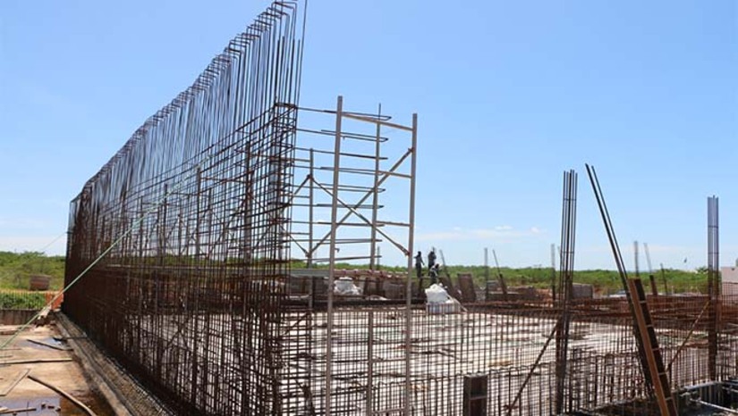 Imagem 1 - A obra faz parte do sistema da Adutora Apodi-Mossoró. O serviço está na etapa da execução das ferragens e concretagem. Será possível acumular cinco milhões de litros de água no novo reservatório. Os testes para chegada de água na cidade pela adutora têm previsão de ocorrer no segundo semestre de 2025. A adutora Apodi-Mossoró abastecerá a cidade com mais de 1 milhão de litros de água por hora. Estão sendo investidos nesta fase da obra um total de R$ 82 milhões. Imagem 1 - A obra faz parte do sistema da Adutora Apodi-Mossoró. O serviço está na etapa da execução das ferragens e concretagem. Será possível acumular cinco milhões de litros de água no novo reservatório. Os testes para chegada de água na cidade pela adutora têm previsão de ocorrer no segundo semestre de 2025. A adutora Apodi-Mossoró abastecerá a cidade com mais de 1 milhão de litros de água por hora. Estão sendo investidos nesta fase da obra um total de R$ 82 milhões.