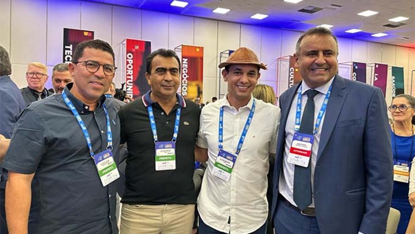 Imagem 1 - “Importante momento para diálogo entre os municípios potiguares a respeito de ações de gestão tecnológica, moderna e eficiente para os cidadãos. Mossoró está presente aqui na feira durante os três dias apresentando ações como o Mossoró Digital, desenvolvido pela nossa gestão, que tem levado os serviços os cidadãos mossoroenses de forma totalmente on-line”, afirmou Allyson. O Mossoró Cidade Junina também será apresentado durante o evento e está presente no estande de Mossoró. Nesta quinta-feira, às 15h30, Allyson fará divulgação do evento junino durante a feira. Imagem 1 - “Importante momento para diálogo entre os municípios potiguares a respeito de ações de gestão tecnológica, moderna e eficiente para os cidadãos. Mossoró está presente aqui na feira durante os três dias apresentando ações como o Mossoró Digital, desenvolvido pela nossa gestão, que tem levado os serviços os cidadãos mossoroenses de forma totalmente on-line”, afirmou Allyson. O Mossoró Cidade Junina também será apresentado durante o evento e está presente no estande de Mossoró. Nesta quinta-feira, às 15h30, Allyson fará divulgação do evento junino durante a feira.