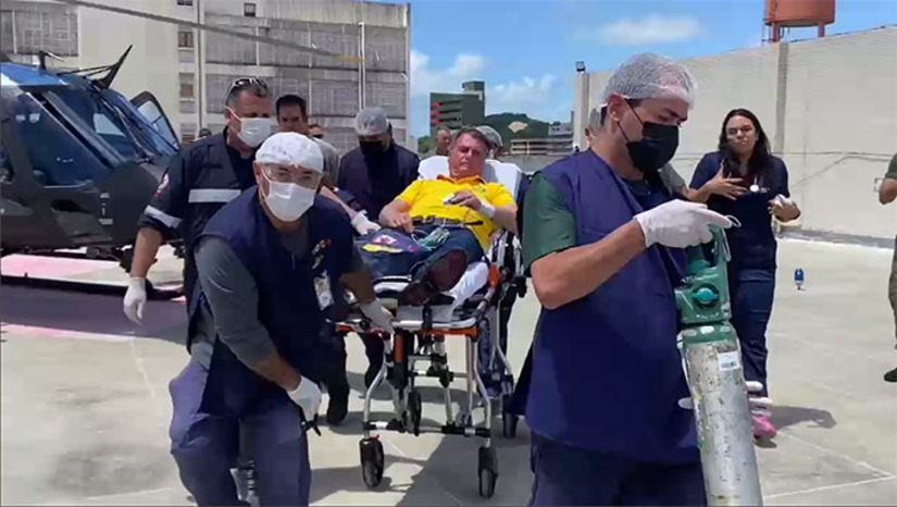 Imagem 1 - Ex-presidente estava passando por Tangará, quando começou a sentir dores. Foi inicialmente atendido em Santa Cruz e, logo em seguida, transferido de helicóptero para o Hospital Rio Grande, Natal. Bolsonaro é internado no Rio Grande do Norte com dores abdominais", informa o Boletim médico divulgado no início da tarde desta sexta-feira, 11. Imagem 1 - Ex-presidente estava passando por Tangará, quando começou a sentir dores. Foi inicialmente atendido em Santa Cruz e, logo em seguida, transferido de helicóptero para o Hospital Rio Grande, Natal. Bolsonaro é internado no Rio Grande do Norte com dores abdominais", informa o Boletim médico divulgado no início da tarde desta sexta-feira, 11.