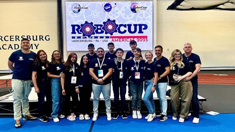 Imagem 1 - A equipe de robótica Claudió, do Colégio Diocesano de Santa Luzia, foi campeã da RoboCup SuperRegional das Américas, nos EUA. Os alunos criaram um robô autônomo capaz de simular resgates em áreas de risco, conquistando o 1º lugar entre equipes das Américas. O evento SuperRegional das Américas aconteceu nos dias 25 a 28 de abril na cidade Mercersbug, PA EUA, se destaca por reunir jovens entusiastas da robótica da América do Norte, Central e do Sul. Imagem 1 - A equipe de robótica Claudió, do Colégio Diocesano de Santa Luzia, foi campeã da RoboCup SuperRegional das Américas, nos EUA. Os alunos criaram um robô autônomo capaz de simular resgates em áreas de risco, conquistando o 1º lugar entre equipes das Américas. O evento SuperRegional das Américas aconteceu nos dias 25 a 28 de abril na cidade Mercersbug, PA EUA, se destaca por reunir jovens entusiastas da robótica da América do Norte, Central e do Sul.