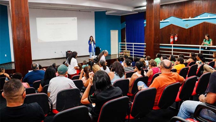 Imagem 1 - A iniciativa tem como objetivo qualificar os profissionais do comércio local, incluindo prestadores de serviços, ambulantes, microempreendedores individuais (MEIs), que atuarão no evento. As capacitações ocorrerão no formato de workshops com duração de duas horas cada, abordando conteúdos fundamentais como: apresentação de produtos, comunicação assertiva, gestão de vendas, qualidade no atendimento ao cliente, segurança alimentar, além de técnicas de atendimento voltadas para garçons. Imagem 1 - A iniciativa tem como objetivo qualificar os profissionais do comércio local, incluindo prestadores de serviços, ambulantes, microempreendedores individuais (MEIs), que atuarão no evento. As capacitações ocorrerão no formato de workshops com duração de duas horas cada, abordando conteúdos fundamentais como: apresentação de produtos, comunicação assertiva, gestão de vendas, qualidade no atendimento ao cliente, segurança alimentar, além de técnicas de atendimento voltadas para garçons.