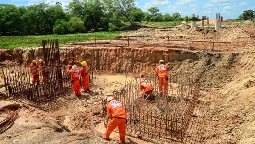 Imagem 1 - A Construtora CLC e as equipes da Secretaria Municipal de Infraestrutura estão com trabalho concentrado, nesta etapa, na construção da ponte sob o Rio Mossoró, que terá uma extensão de 140 metros de vão. Engenheiro da Secretaria de Infraestrutura, Felipe Augusto fala do empenho da Prefeitura e das equipes da Secretaria para a entrega da obra. " Esta é uma obra gigantesca, e todas as equipes têm se esforçado para que esse sonho seja concretizado". O canteiro da obra é outra importante frente de trabalho, estão sendo construídos as vigas e estruturas que serão montadas nas colunas da ponte. Imagem 1 - A Construtora CLC e as equipes da Secretaria Municipal de Infraestrutura estão com trabalho concentrado, nesta etapa, na construção da ponte sob o Rio Mossoró, que terá uma extensão de 140 metros de vão. Engenheiro da Secretaria de Infraestrutura, Felipe Augusto fala do empenho da Prefeitura e das equipes da Secretaria para a entrega da obra. " Esta é uma obra gigantesca, e todas as equipes têm se esforçado para que esse sonho seja concretizado". O canteiro da obra é outra importante frente de trabalho, estão sendo construídos as vigas e estruturas que serão montadas nas colunas da ponte.