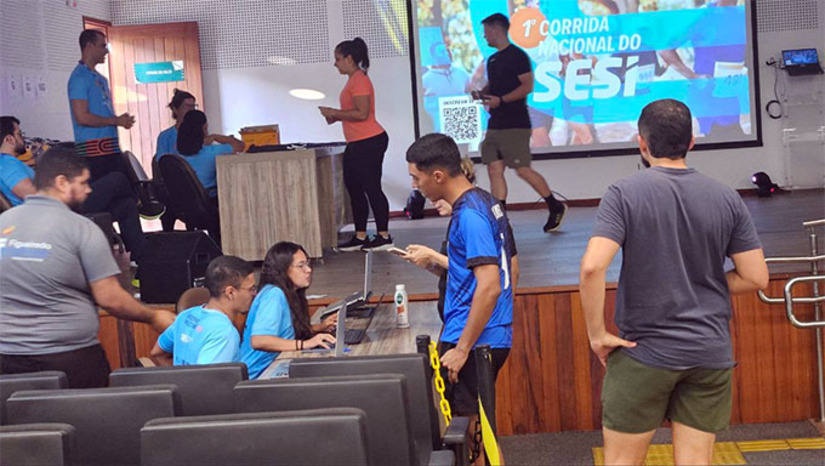 Imagem 1 - O SESI-RN realiza a tradicional Corrida Noturna da Instituição neste dia 1º de Maio na pista de pouso do Aeroporto de Mossoró-RN. Mais de mil atletas fizeram inscrição para participar da festa no dia do trabalhador. A estrutura começa a ser montada ao meio dia, a concentração de 16 horas e a corrida começa precisamente às 17 horas, com a presença das autoridades do município e do presidente do sistema FIERN, Roberto Serquiz, segundo informa a coordenadora de Saúde do SESI-RN Rayanne Araújo Imagem 1 - O SESI-RN realiza a tradicional Corrida Noturna da Instituição neste dia 1º de Maio na pista de pouso do Aeroporto de Mossoró-RN. Mais de mil atletas fizeram inscrição para participar da festa no dia do trabalhador. A estrutura começa a ser montada ao meio dia, a concentração de 16 horas e a corrida começa precisamente às 17 horas, com a presença das autoridades do município e do presidente do sistema FIERN, Roberto Serquiz, segundo informa a coordenadora de Saúde do SESI-RN Rayanne Araújo