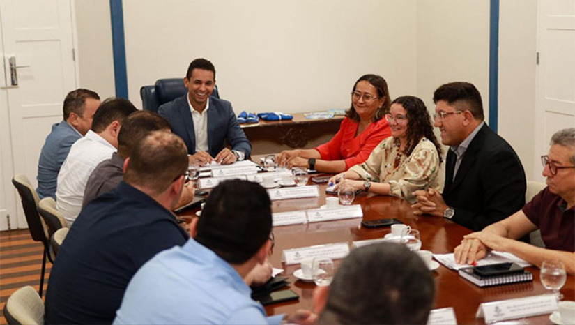 Imagem 1 - O prefeito Allyson ouviu as pautas dos servidores e deu encaminhamentos junto as secretarias de Educação, Gestão e Desenvolvimento de Pessoas e Procuradoria-Geral do Município sobre os temas licença-prêmio, concurso público da educação, readaptação de servidores, auxílio deslocamento, hora-relógio, jornada de trabalho e rescisão de aposentados. Imagem 1 - O prefeito Allyson ouviu as pautas dos servidores e deu encaminhamentos junto as secretarias de Educação, Gestão e Desenvolvimento de Pessoas e Procuradoria-Geral do Município sobre os temas licença-prêmio, concurso público da educação, readaptação de servidores, auxílio deslocamento, hora-relógio, jornada de trabalho e rescisão de aposentados.