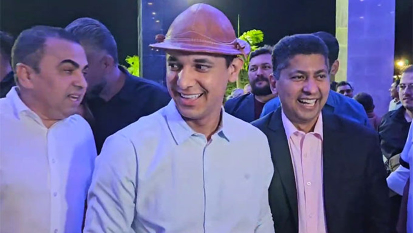 Imagem 1 - Evento foi lançado na noite desta quinta-feira, 30, no Teatro Dix Huit Rosado, pelo prefeito Allyson Bezerra, que fala consolidação da maior festa evangélica do Nordeste, uma das mais importantes do País. O Mossoró Sal e Luz 2025 acontecerá nos dias 18, 19, 24, 25 e 26 de julho, mês seguinte ao Mossoró Cidade Junina, na Estação das Artes Elizeu Ventania, no Centro de Mososró-RN. Imagem 1 - Evento foi lançado na noite desta quinta-feira, 30, no Teatro Dix Huit Rosado, pelo prefeito Allyson Bezerra, que fala consolidação da maior festa evangélica do Nordeste, uma das mais importantes do País. O Mossoró Sal e Luz 2025 acontecerá nos dias 18, 19, 24, 25 e 26 de julho, mês seguinte ao Mossoró Cidade Junina, na Estação das Artes Elizeu Ventania, no Centro de Mososró-RN.