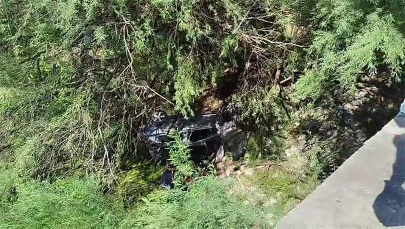 Imagem 1 -  Uma motocicleta pilotada por Maciel da Silva Costa, de 44 anos, bateu na traseira de um Honda Civic, dirigido por Leandro Silva Ferreira. O veículo rodou, derrubou a barra de proteção da ponte e caiu de uma altura de mais ou menos 10 metros (foto). Faleceram  Lucicleide Gomes dos Santos, de 28 anos, que estava de passageira na moto e Letícia Santiago Farias, que estava de passageira no Honda Civic. O caso será investigado pela Polícia Civil.