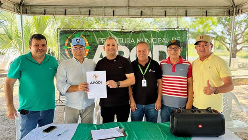 Imagem 1 -  O prefeito Sabino esteve presente e acompanhou a entrega de mais de 3 mil pintos caipiras a 60 agricultores do município. A ação faz parte de um programa, no qual a Prefeitura subsidia mais de 50% do valor dos pintos, garantindo assim mais acesso e incentivo para os pequenos produtores. A iniciativa foi considerada um grande sucesso, recebendo elogios dos participantes e fortalecendo a avicultura local.