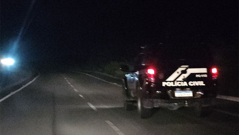 Imagem 1 - A Polícia Militar foi acionada ao local e fez o isolamento, para a remoção do corpo pelos peritos do ITEP, de Caicó-RN. O caso está sendo investigado pela polícia Civil. O comerciário teria matado o próprio filho no dia 27 do mês passado e depois fugido para a zona rural, onde teria se esfaqueado até a morte. O corpo foi encontrado por caçadores na zona rural de Triunfo Potiguar-RN na manhã deste sábado, 3. A principal linha de investigação é que o comerciário matou o filho e tirou a própria vida, pelo fato da ex-mulher não querer viver com ele. Imagem 1 - A Polícia Militar foi acionada ao local e fez o isolamento, para a remoção do corpo pelos peritos do ITEP, de Caicó-RN. O caso está sendo investigado pela polícia Civil. O comerciário teria matado o próprio filho no dia 27 do mês passado e depois fugido para a zona rural, onde teria se esfaqueado até a morte. O corpo foi encontrado por caçadores na zona rural de Triunfo Potiguar-RN na manhã deste sábado, 3. A principal linha de investigação é que o comerciário matou o filho e tirou a própria vida, pelo fato da ex-mulher não querer viver com ele.