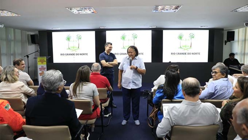 Imagem 1 -  A governadora Fátima Bezerra anunciou um investimento de R$ 183 milhões para a reforma e climatização de escolas estaduais até 2026. Os recursos vêm da segunda parcela dos precatórios do Fundef, que totalizam R$ 653,4 milhões. Desse valor, 60% (R$ 392 milhões) serão destinados à valorização do magistério e rateados entre profissionais que atuaram de 1998 a 2006, e 40% (R$ 261,4 milhões) para melhorias na infraestrutura escolar — sendo R$ 183 milhões aplicados até o final de 2026. Além disso, o governo anunciou ainda que dezenas de escolas serão reformadas, somando-se às 130 em obras ou já concluídas, e haverá expansão da rede de Institutos Estaduais de Educação (IERN), incluindo a unidade de Mossoró.