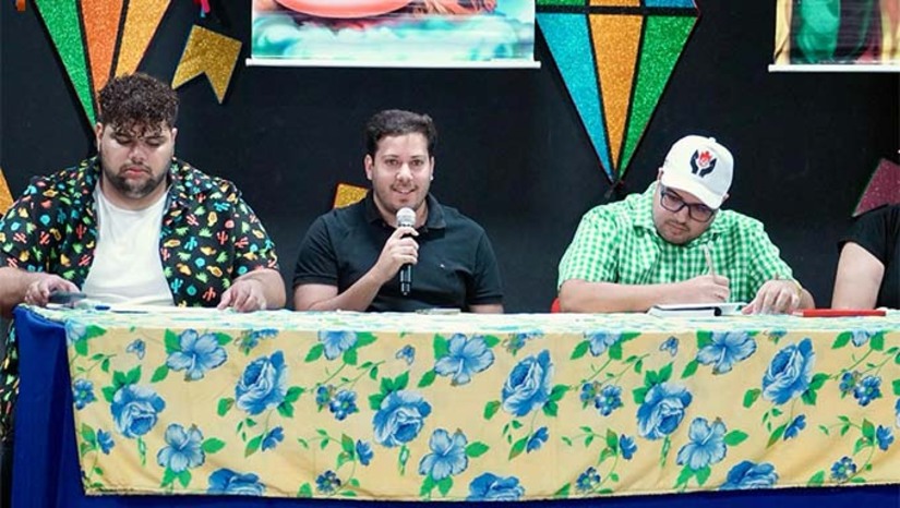 Imagem 1 - O “Arraiá das Caraubeiras”, é um dos eventos mais esperados por toda população de Caraúbas. As escolas e instituições também participam realizando seus respectivos passeios de carroças, como também suas próprias festas juninas. Todas essas contam com o apoio da gestão municipal, e também acontecem na Casa de Cultura durante todo o mês de junho. O evento mais aguardado é o “Quebrar da Barra”: uma festa tradicional que se realiza no início da manhã, percorrendo as principais ruas e avenidas de Caraúbas. De acordo com a secretaria de Cultura de Caraúbas, em breve as datas serão lançadas de forma oficial. Imagem 1 - O “Arraiá das Caraubeiras”, é um dos eventos mais esperados por toda população de Caraúbas. As escolas e instituições também participam realizando seus respectivos passeios de carroças, como também suas próprias festas juninas. Todas essas contam com o apoio da gestão municipal, e também acontecem na Casa de Cultura durante todo o mês de junho. O evento mais aguardado é o “Quebrar da Barra”: uma festa tradicional que se realiza no início da manhã, percorrendo as principais ruas e avenidas de Caraúbas. De acordo com a secretaria de Cultura de Caraúbas, em breve as datas serão lançadas de forma oficial.