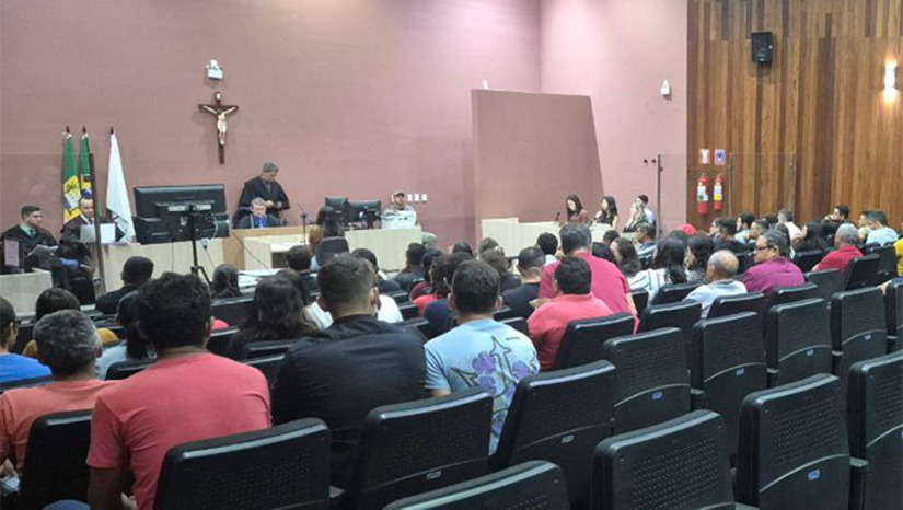 Imagem 1 -  Segundo consta na Denúncia do Ministério Público Estadual, assinado pelo promotor de Justiça Armando Lúcio Ribeiro, o réu Dito teria matado o então adolescente Isac Silva no dia 26 de dezembro de 2017, nas margens da BR 110, e, logo em seguida, foi preso pela Guarda Municipal e um policial civil. Ele portava uma arma. O julgamento deve começar às 9 horas, sob a presidência do juiz Vagnos Kelly.