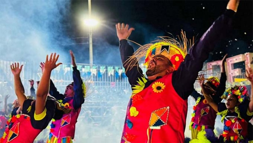 Imagem 1 - Este ano, o festival chega à sua sétima edição com uma estrutura ainda mais grandiosa e reunindo quadrilhas de diversas cidades do estado, consolidando-se como um dos maiores eventos juninos da região. Um dos grandes destaques desta edição é a premiação recorde de R$ 54 mil, a maior já oferecida em festivais da região. A premiação contemplará os grupos classificados do 1º ao 5º lugar, valorizando não apenas o campeão, mas todas as equipes que levam arte, alegria e tradição para a arena. Segundo a organização, a expectativa é de arquibancadas lotadas para prestigiar as apresentações. Imagem 1 - Este ano, o festival chega à sua sétima edição com uma estrutura ainda mais grandiosa e reunindo quadrilhas de diversas cidades do estado, consolidando-se como um dos maiores eventos juninos da região. Um dos grandes destaques desta edição é a premiação recorde de R$ 54 mil, a maior já oferecida em festivais da região. A premiação contemplará os grupos classificados do 1º ao 5º lugar, valorizando não apenas o campeão, mas todas as equipes que levam arte, alegria e tradição para a arena. Segundo a organização, a expectativa é de arquibancadas lotadas para prestigiar as apresentações.