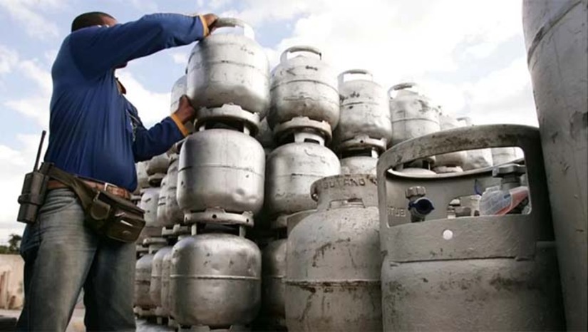 Imagem 1 -  O preço do gás de cozinha no Rio Grande do Norte terá um aumento de cerca de R$ 4 para o consumidor final a partir desta quarta-feira (7), informa o Sindicato dos Revendedores de GLP (Singás). O reajuste é resultado de um acréscimo de R$ 2,73 no valor cobrado pelas distribuidoras, o que deve elevar o preço médio do botijão de 13 kg de R$ 115 para até R$ 120. As distribuidoras justificam o aumento com a alta nos custos de aquisição do GLP, influenciados pelos leilões mensais da Petrobras, adotados após a mudança na política de preços da estatal em novembro de 2024.