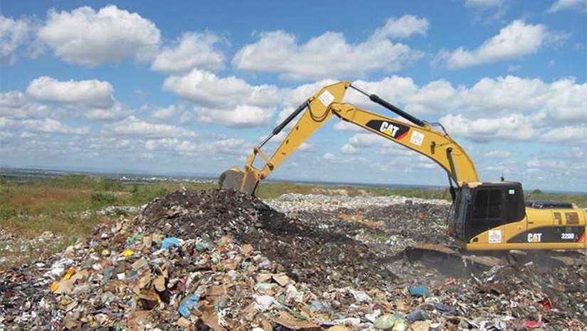 Imagem 1 -  A Prefeitura firmou parceria com a empresa Oeste Ambiental, responsável pela coleta, transporte e destinação final dos resíduos sólidos do município. O investimento mensal é de R$ 140 mil. A expectativa da gestão é de que o fechamento total do lixão e a plena implantação do novo sistema de destinação ambientalmente adequada dos resíduos sejam concluídos até o final do primeiro semestre de 2025.