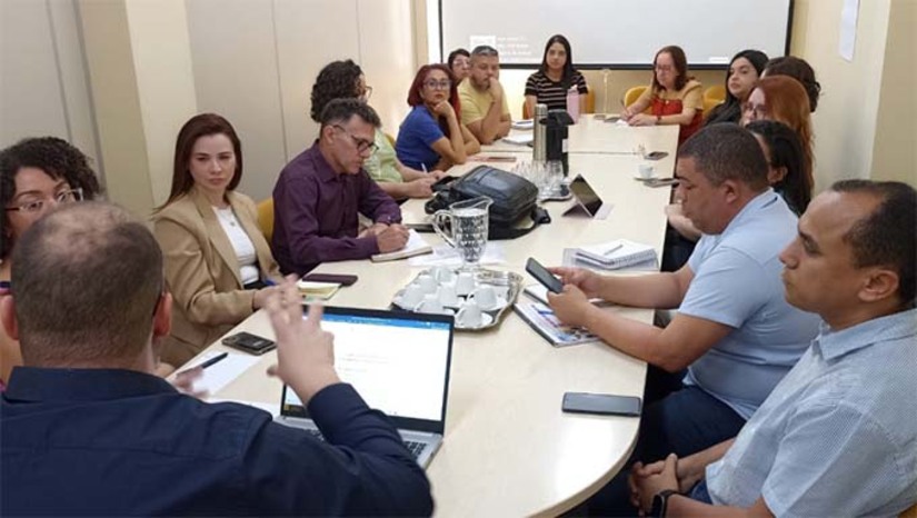 Imagem 1 - Após um episódio de violência entre dois adolescentes na Escola Municipal Duarte Filho, a Prefeitura de Mossoró, com apoio do programa “Escola que Protege” do MEC, realiza ações de apoio e reconstrução do ambiente escolar. Equipes da SME, MEC e DIREC promoveram reuniões com professores e, nesta terça-feira, haverá encontro com os pais, também com a participação da Promotoria de Justiça. As iniciativas da Secretaria Municipal de Educação foram elogiadas pelos profissionais do MEC. Imagem 1 - Após um episódio de violência entre dois adolescentes na Escola Municipal Duarte Filho, a Prefeitura de Mossoró, com apoio do programa “Escola que Protege” do MEC, realiza ações de apoio e reconstrução do ambiente escolar. Equipes da SME, MEC e DIREC promoveram reuniões com professores e, nesta terça-feira, haverá encontro com os pais, também com a participação da Promotoria de Justiça. As iniciativas da Secretaria Municipal de Educação foram elogiadas pelos profissionais do MEC.