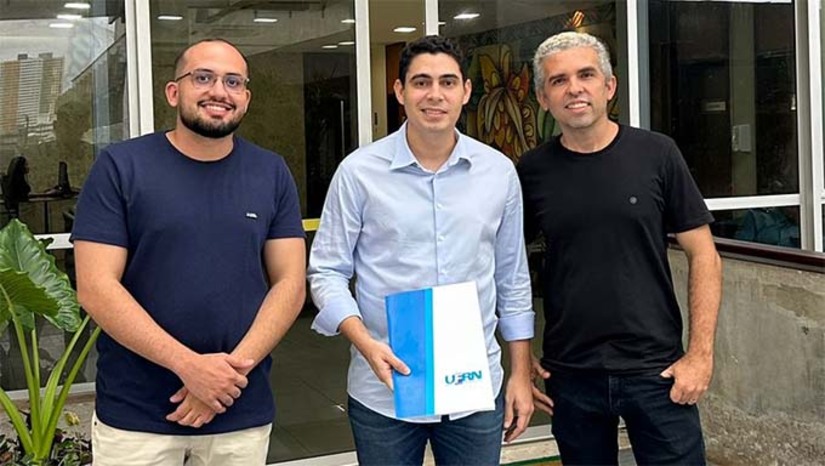 Imagem 1 - Com a assinatura do convênio, Upanema receberá, no final de julho, uma equipe formada por estudantes e professores da UFRN, que permanecerá durante uma semana no município desenvolvendo atividades, oficinas, projetos e ações de cunho social, educativo e cultural. O Trilhas Potiguares é um programa de extensão da UFRN que aproxima a universidade dos municípios do interior do estado, por meio de ações nas áreas de educação, saúde, cultura, meio ambiente e cidadania. Imagem 1 - Com a assinatura do convênio, Upanema receberá, no final de julho, uma equipe formada por estudantes e professores da UFRN, que permanecerá durante uma semana no município desenvolvendo atividades, oficinas, projetos e ações de cunho social, educativo e cultural. O Trilhas Potiguares é um programa de extensão da UFRN que aproxima a universidade dos municípios do interior do estado, por meio de ações nas áreas de educação, saúde, cultura, meio ambiente e cidadania.