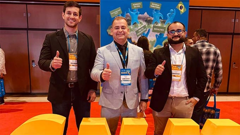 Imagem 1 - Representando Apodi, o prefeito Sabino lidera a comitiva municipal, acompanhado por secretários, em uma agenda intensa de discussões técnicas e palestras. Além da programação da Marcha, a equipe de Apodi também cumpre uma agenda com parlamentares, com o objetivo de firmar novas emendas e garantir recursos para projetos estruturantes nas áreas de saúde, educação, infraestrutura e assistência social. Imagem 1 - Representando Apodi, o prefeito Sabino lidera a comitiva municipal, acompanhado por secretários, em uma agenda intensa de discussões técnicas e palestras. Além da programação da Marcha, a equipe de Apodi também cumpre uma agenda com parlamentares, com o objetivo de firmar novas emendas e garantir recursos para projetos estruturantes nas áreas de saúde, educação, infraestrutura e assistência social.