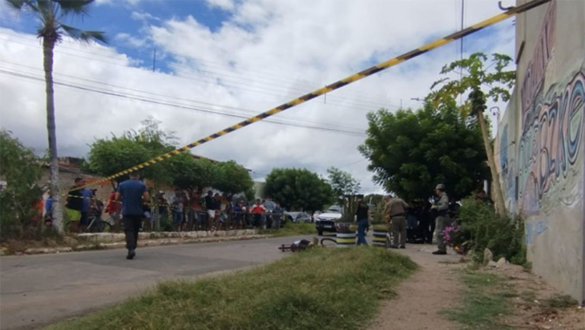 Imagem 1 - Em Mossoró, Ailton Pereira da Silva, de 55 anos, conhecido por Areia Branca, foi morto a tiros quando pedalava sua bicicleta perto do Vuco Vuco, por volta das 9h30. Já em Assu, o jovem Kleber Daniel Oliveira, de 22 anos, foi morto a tiros na comunidade de Linda Flor. Os dois casos serão investigados pela Polícia Civil. Imagem 1 - Em Mossoró, Ailton Pereira da Silva, de 55 anos, conhecido por Areia Branca, foi morto a tiros quando pedalava sua bicicleta perto do Vuco Vuco, por volta das 9h30. Já em Assu, o jovem Kleber Daniel Oliveira, de 22 anos, foi morto a tiros na comunidade de Linda Flor. Os dois casos serão investigados pela Polícia Civil.