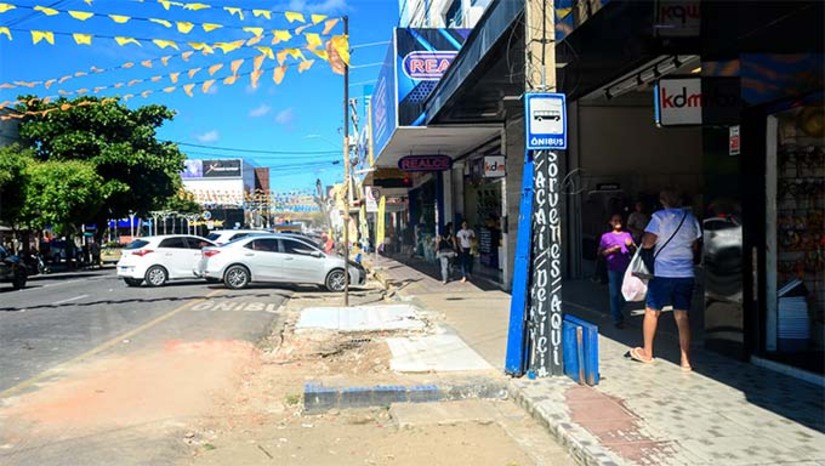 Imagem 1 - O Centro de Mossoró amanheceu com nova configuração após a retirada dos ambulantes e a liberação das calçadas. Mais de 300 comerciantes foram realocados para o novo Centro Comercial. A Prefeitura iniciou a limpeza das áreas desocupadas, com equipes e máquinas trabalhando para remover entulhos e manter a cidade organizada. A ação marca um momento histórico para a cidade, valorizando o espaço público e melhorando as condições de trabalho dos comerciantes. Imagem 1 - O Centro de Mossoró amanheceu com nova configuração após a retirada dos ambulantes e a liberação das calçadas. Mais de 300 comerciantes foram realocados para o novo Centro Comercial. A Prefeitura iniciou a limpeza das áreas desocupadas, com equipes e máquinas trabalhando para remover entulhos e manter a cidade organizada. A ação marca um momento histórico para a cidade, valorizando o espaço público e melhorando as condições de trabalho dos comerciantes.